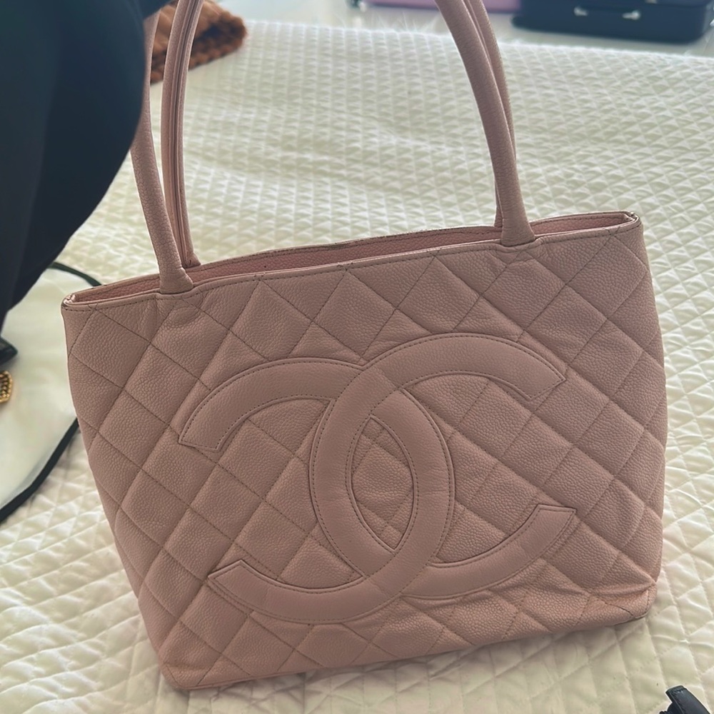 Pink Chanel bag caviar authentic used . Will not accept lower than 1,000